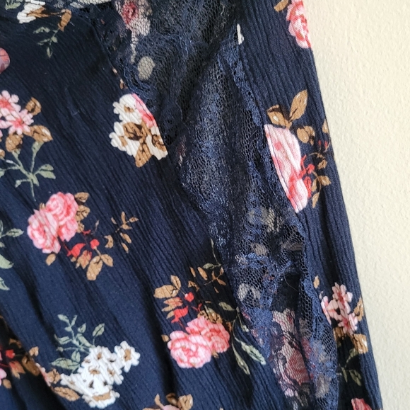 Lace sleve detail floral blousse - Picture 3 of 4